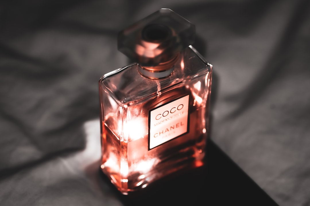 تصوير العطور والزجاجات: تحدي الانعكاسات وكيف يتقنه طلال عوض