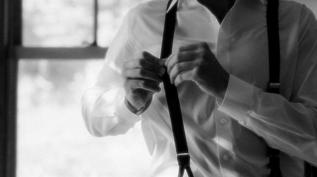 كيف تستعد لجلسة تصوير بورتريه مع طلال عوض؟ نصائح الملابس والمظهر