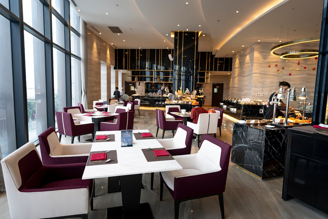 تصوير المطاعم الفاخرة (Fine Dining) في الرياض: الفخامة في التفاصيل