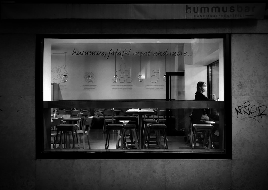 لماذا تختار طلال عوض كأفضل مصور مطاعم في الرياض لعام 2026؟