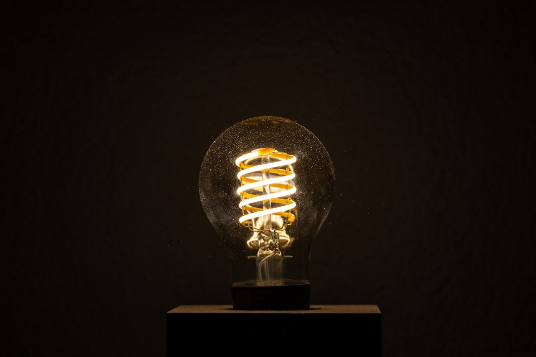 كيف يحول طلال عوض الأفكار البسيطة إلى صور إعلانية مبهرة؟