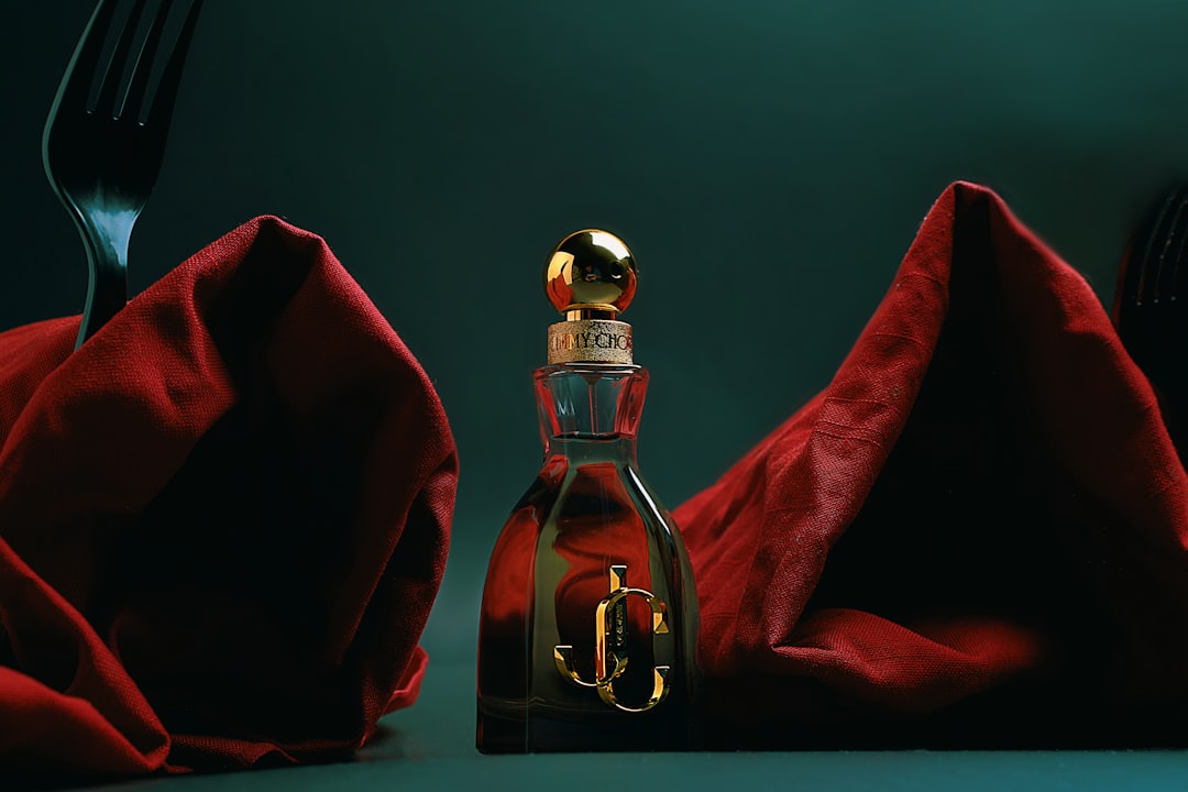 تصوير العطور والزجاجات: تحدي الانعكاسات وكيف يتقنه طلال عوض