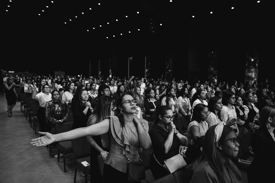 تغطية المؤتمرات والفعاليات الرسمية في المملكة: دقة وسرعة