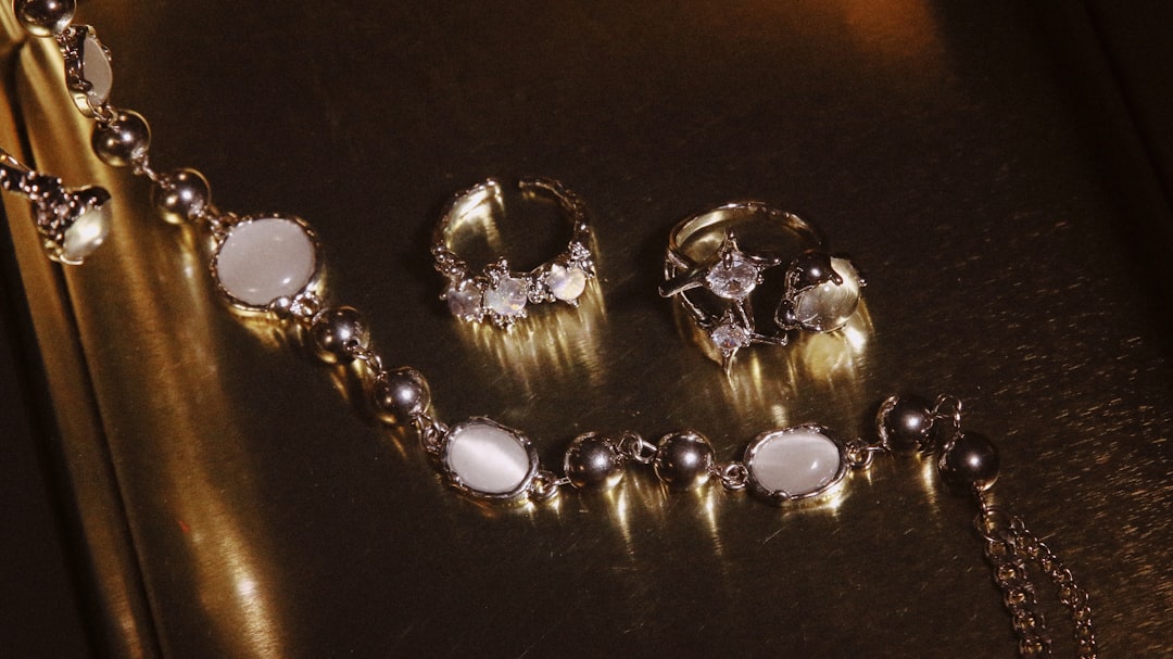 تصوير المجوهرات والذهب: إظهار البريق والدقة المتناهية