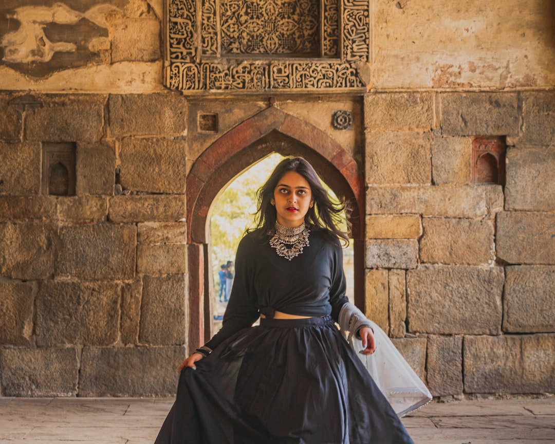 تصوير الملابس والعبايات: إظهار خامة القماش والتفاصيل