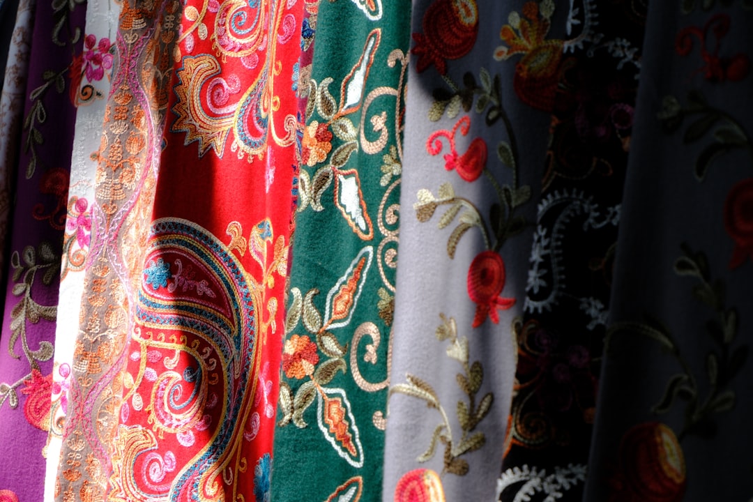 تصوير الملابس والعبايات: إظهار خامة القماش والتفاصيل