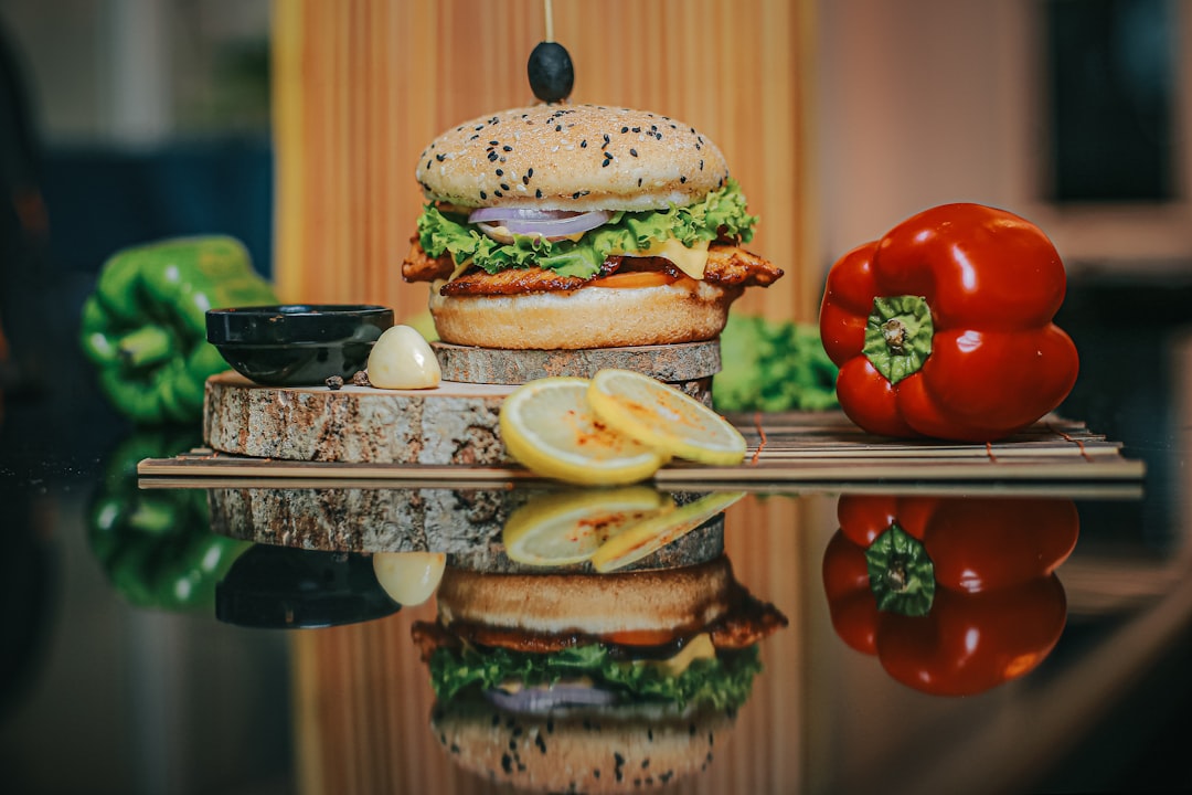 كيف تختار زاوية التصوير المثالية للبرجر والوجبات السريعة؟