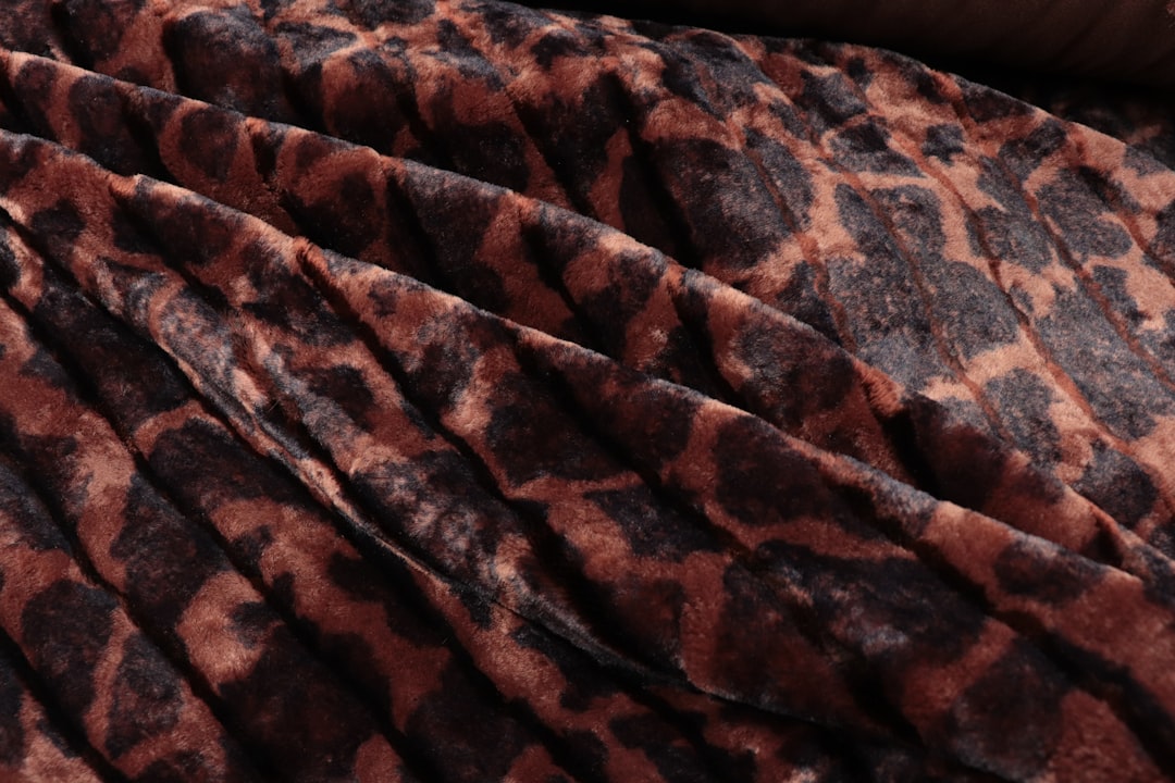 تصوير الملابس والعبايات: إظهار خامة القماش والتفاصيل