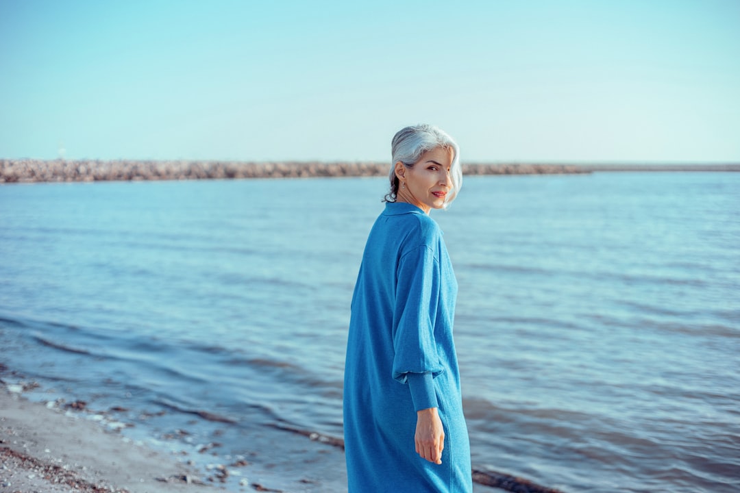 تصوير الملابس والعبايات: إظهار خامة القماش والتفاصيل