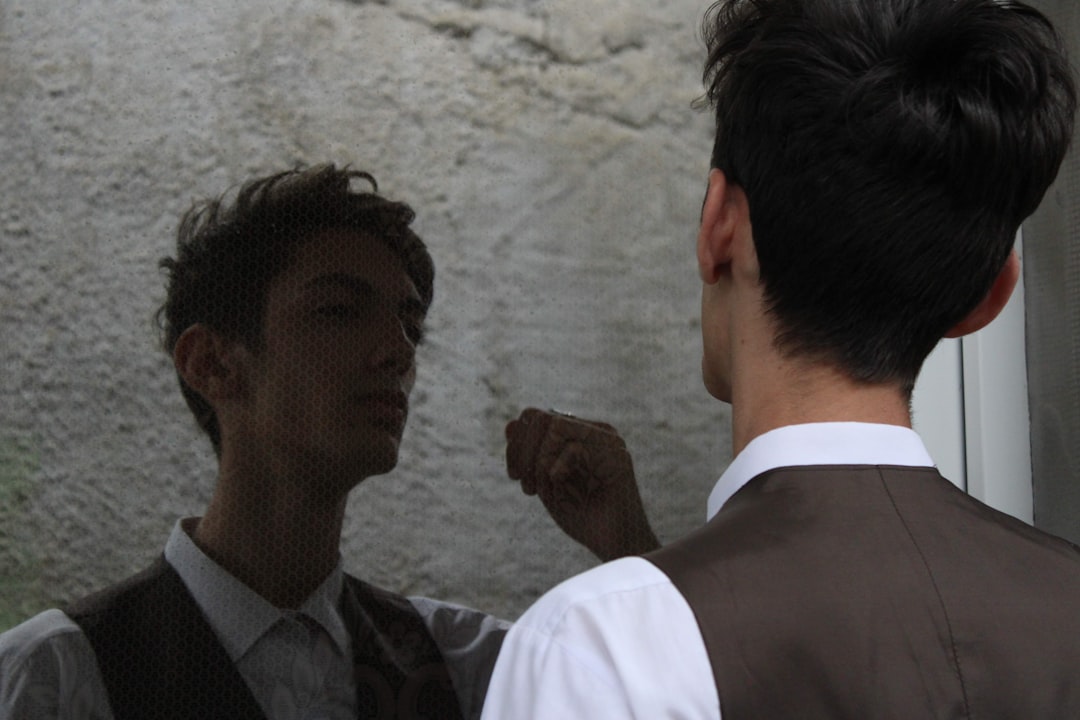 كيف تستعد لجلسة تصوير بورتريه مع طلال عوض؟ نصائح الملابس والمظهر