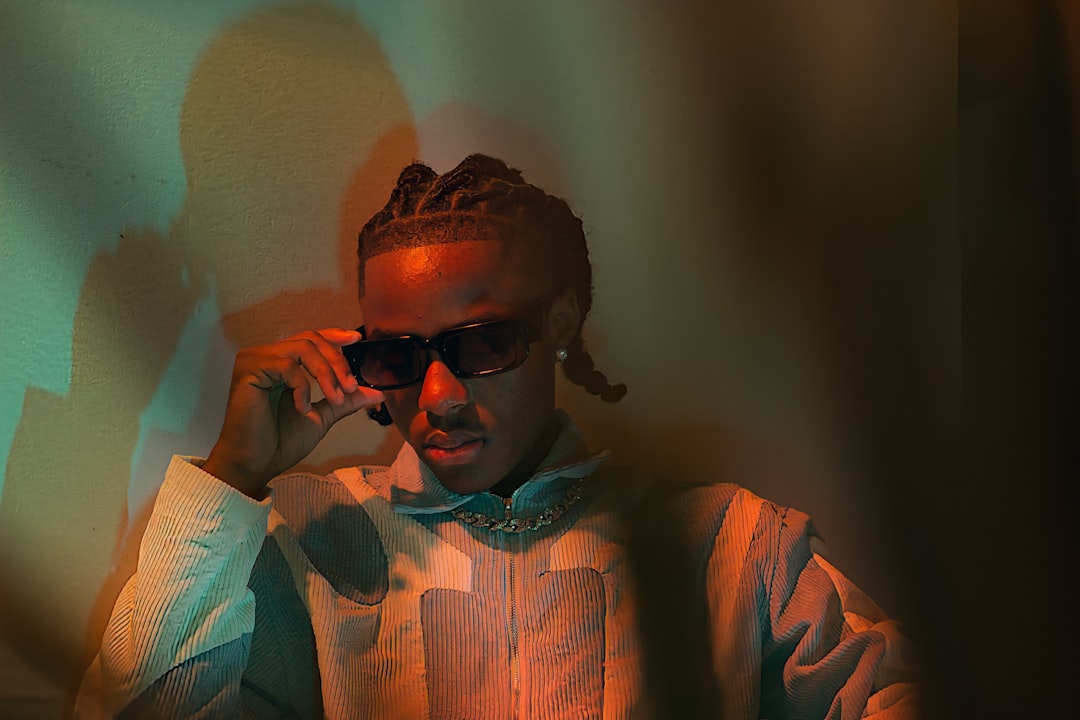 دور الإضاءة في صناعة الصورة السينمائية: أسرار استوديو طلال عوض