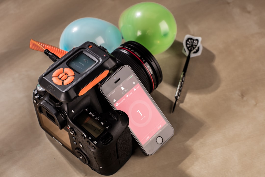 الفرق بين تصوير الموبايل وتصوير المحترفين للمطاعم: لماذا تحتاج لطلال عوض؟