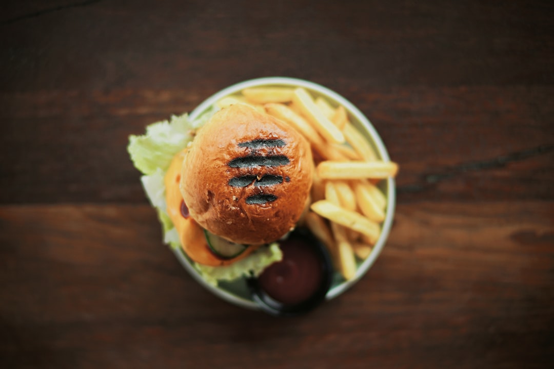 كيف تختار زاوية التصوير المثالية للبرجر والوجبات السريعة؟