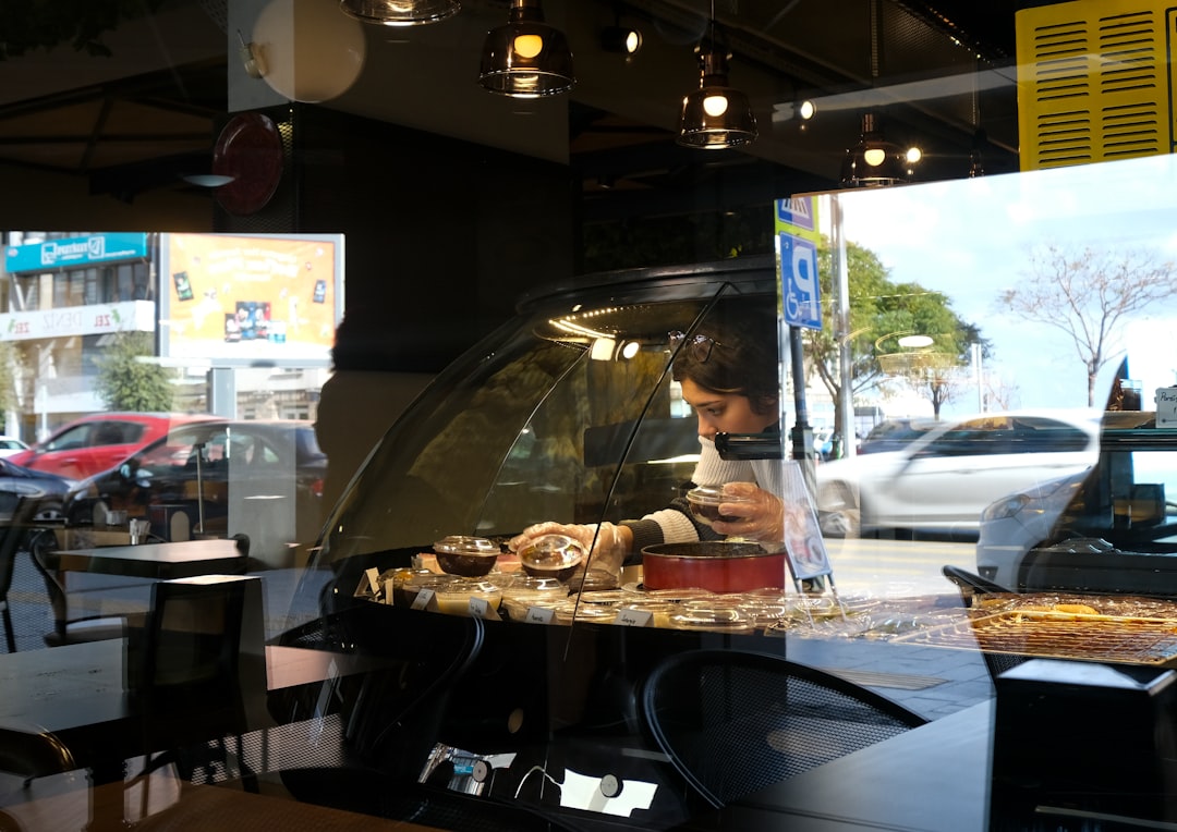 لماذا تختار طلال عوض كأفضل مصور مطاعم في الرياض لعام 2026؟