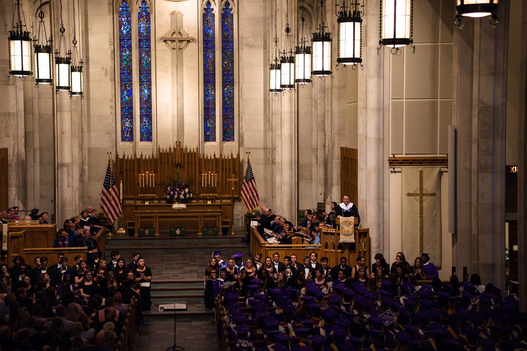 تصوير حفلات التخرج والتكريم: ذكريات النجاح بعدسة طلال عوض