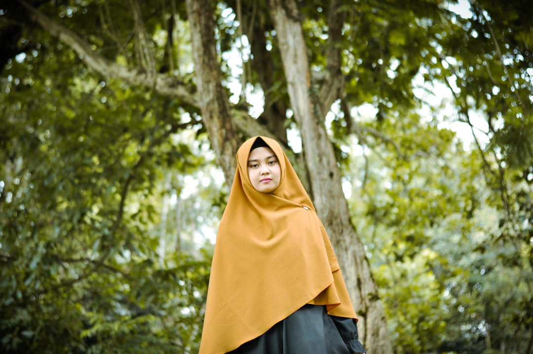 تصوير الملابس والعبايات: إظهار خامة القماش والتفاصيل