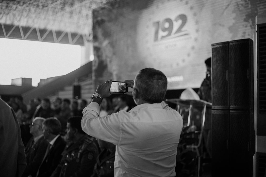 تغطية المؤتمرات والفعاليات الرسمية في المملكة: دقة وسرعة