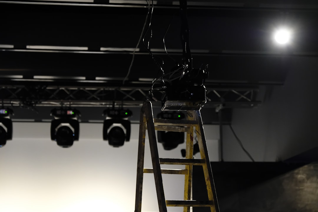 دور الإضاءة في صناعة الصورة السينمائية: أسرار استوديو طلال عوض