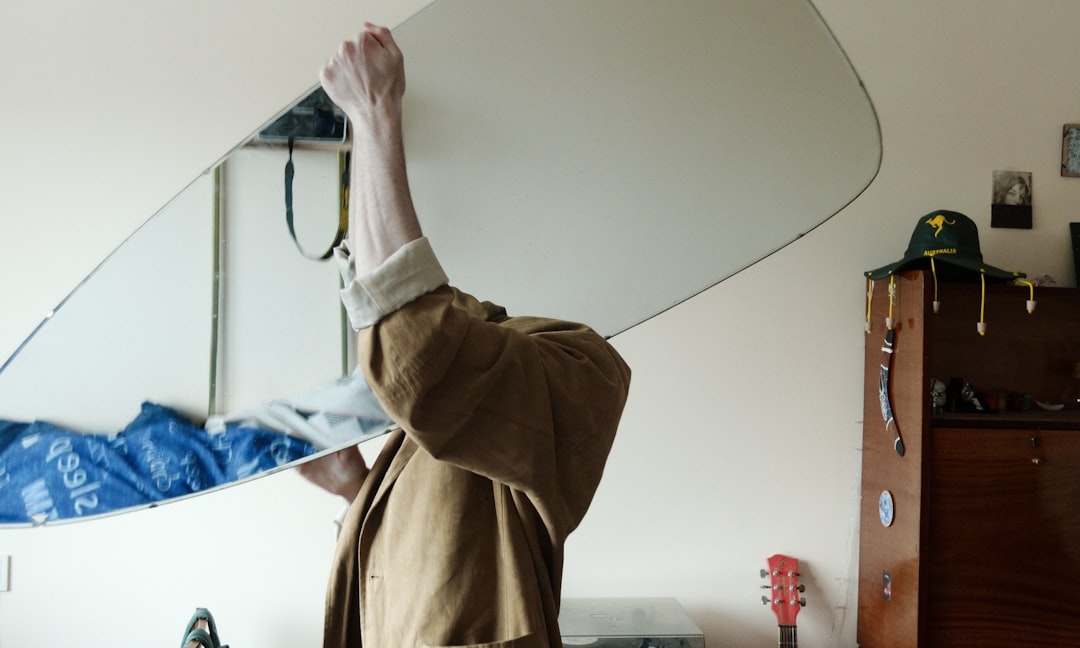 كيف تستعد لجلسة تصوير بورتريه مع طلال عوض؟ نصائح الملابس والمظهر