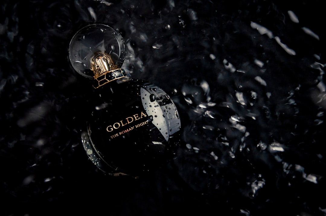 تصوير العطور والزجاجات: تحدي الانعكاسات وكيف يتقنه طلال عوض