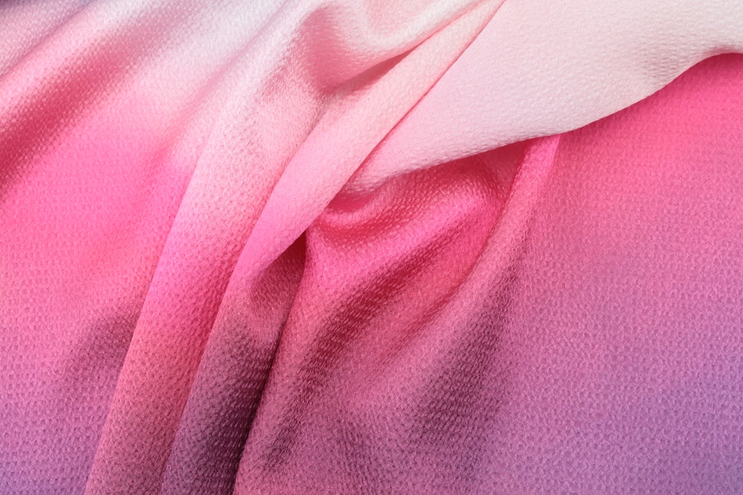 تصوير الملابس والعبايات: إظهار خامة القماش والتفاصيل