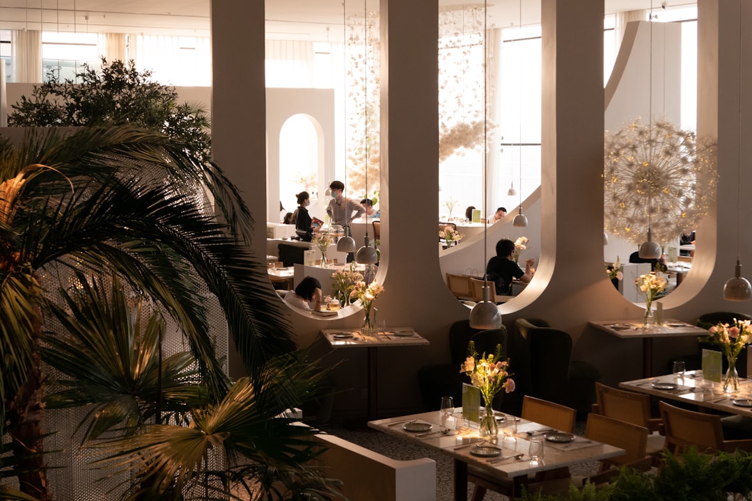 تصوير المطاعم الفاخرة (Fine Dining) في الرياض: الفخامة في التفاصيل