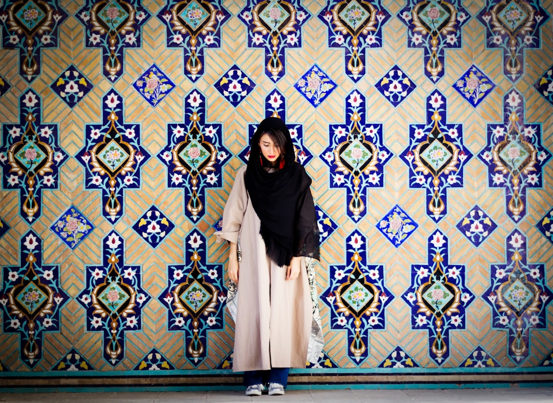 تصوير الملابس والعبايات: إظهار خامة القماش والتفاصيل