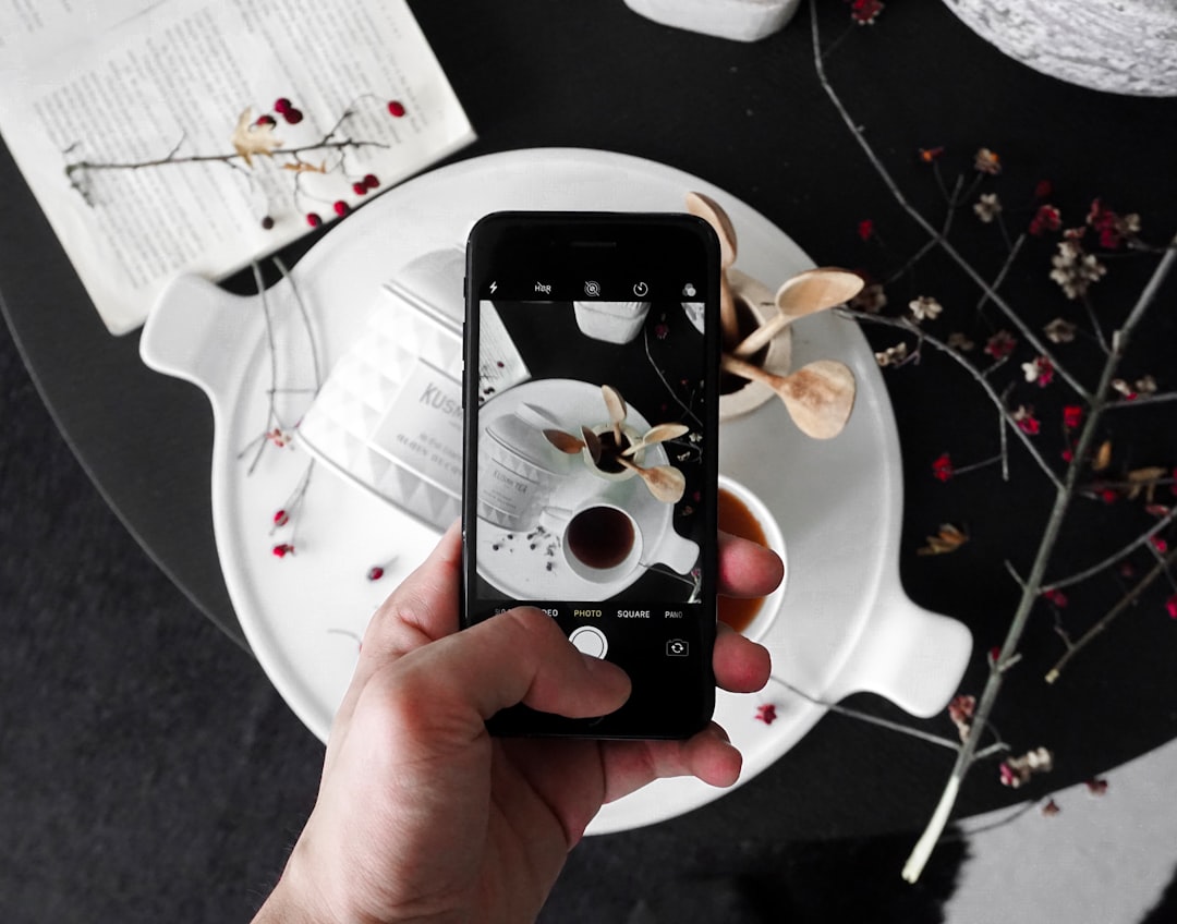 الفرق بين تصوير الموبايل وتصوير المحترفين للمطاعم: لماذا تحتاج لطلال عوض؟