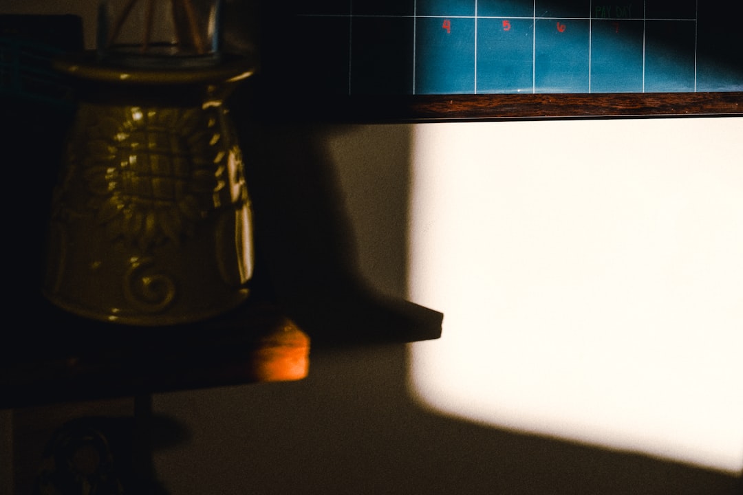 دور الإضاءة في صناعة الصورة السينمائية: أسرار استوديو طلال عوض