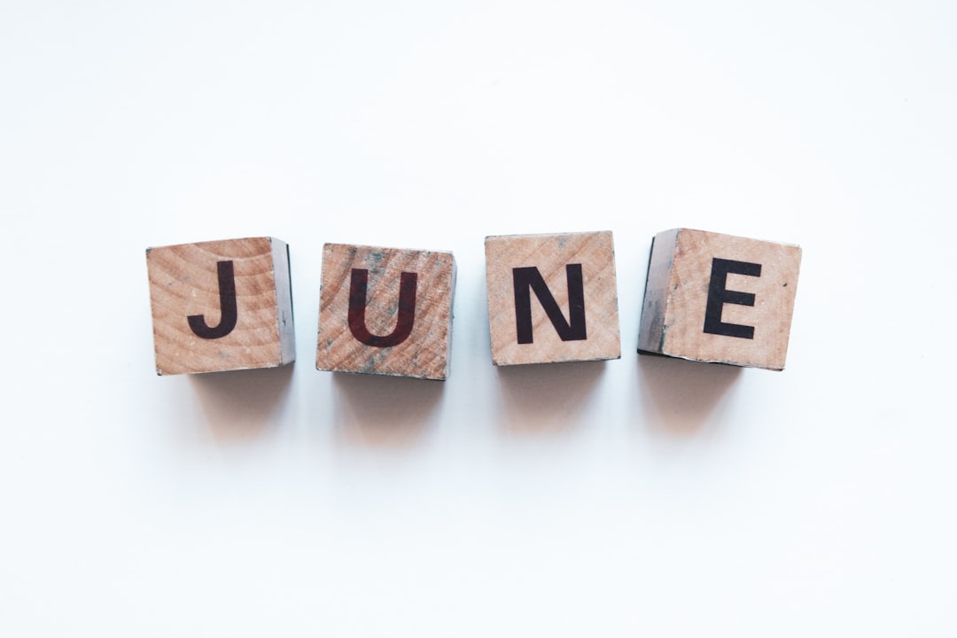 كيفية حجز جلسة تصوير مع طلال عوض: الخطوات والأسعار