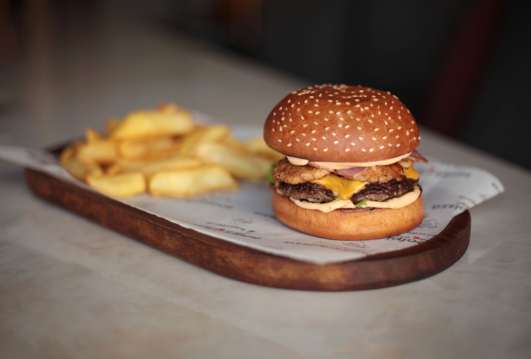 كيف تختار زاوية التصوير المثالية للبرجر والوجبات السريعة؟