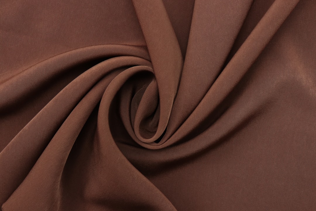 تصوير الملابس والعبايات: إظهار خامة القماش والتفاصيل