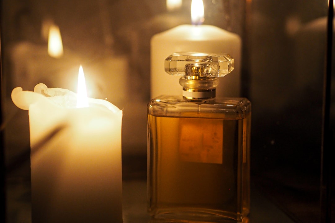 تصوير العطور والزجاجات: تحدي الانعكاسات وكيف يتقنه طلال عوض