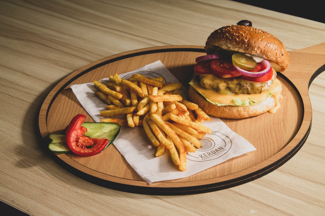 كيف تختار زاوية التصوير المثالية للبرجر والوجبات السريعة؟