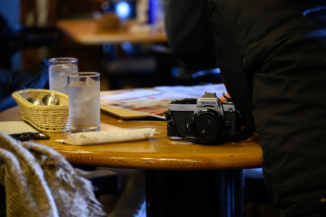 الفرق بين تصوير الموبايل وتصوير المحترفين للمطاعم: لماذا تحتاج لطلال عوض؟