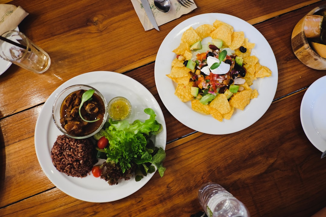 الفرق بين تصوير الموبايل وتصوير المحترفين للمطاعم: لماذا تحتاج لطلال عوض؟