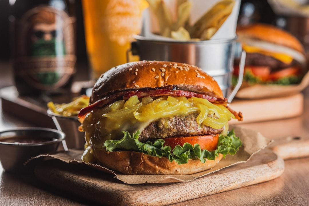 كيف تختار زاوية التصوير المثالية للبرجر والوجبات السريعة؟