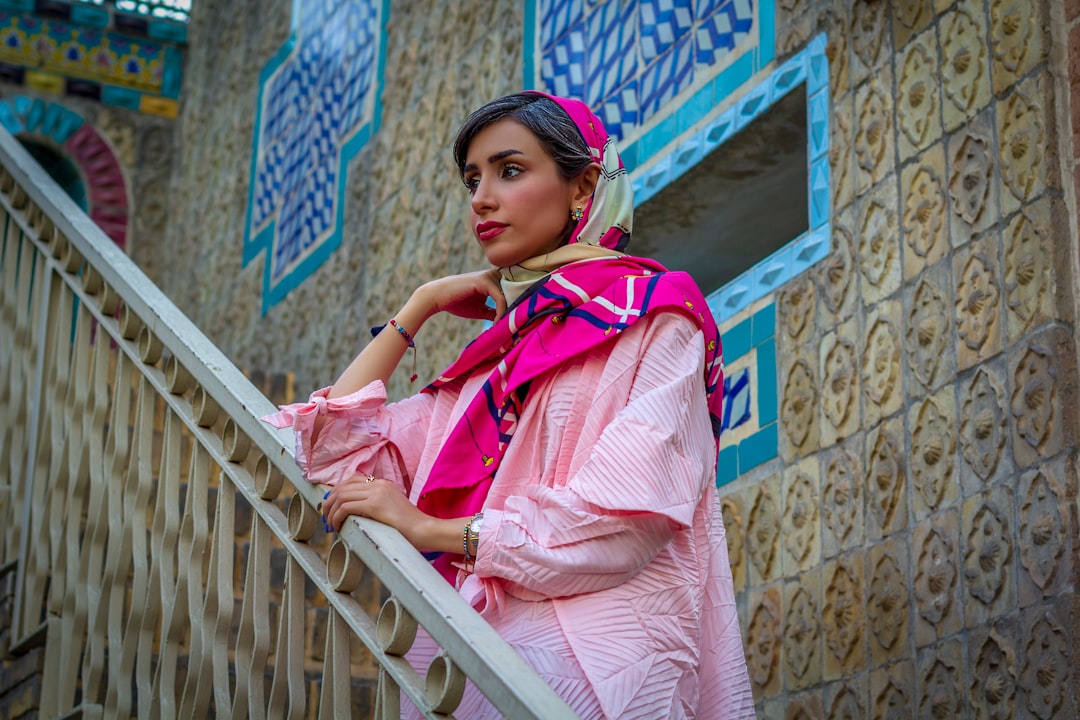 تصوير الملابس والعبايات: إظهار خامة القماش والتفاصيل