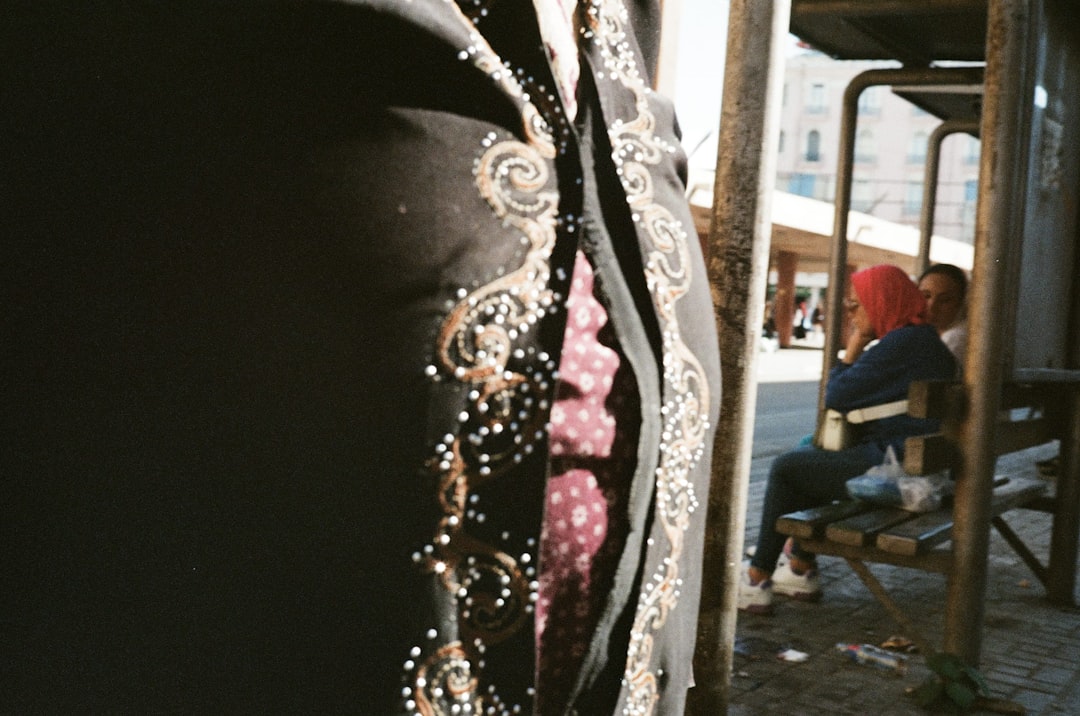 تصوير الملابس والعبايات: إظهار خامة القماش والتفاصيل