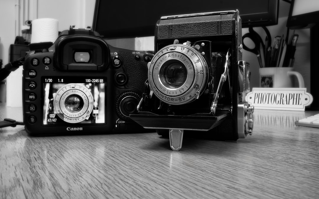 معدات تصوير المنتجات التي يستخدمها استوديو طلال عوض