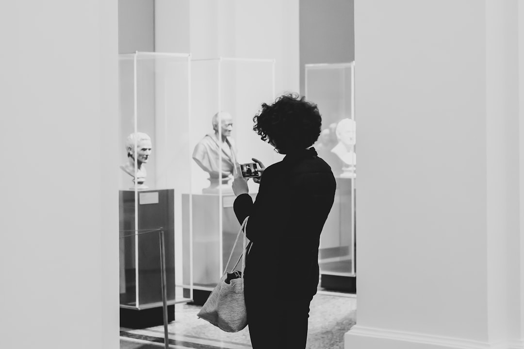 كيف تستعد لجلسة تصوير بورتريه مع طلال عوض؟ نصائح الملابس والمظهر