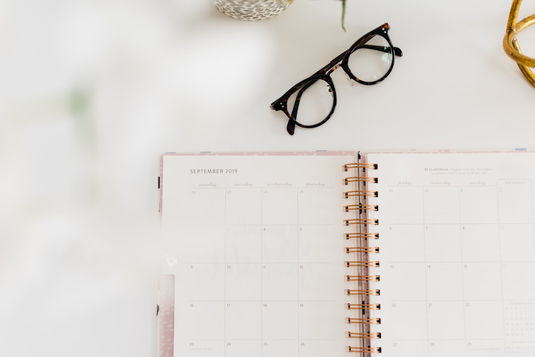 كيفية حجز جلسة تصوير مع طلال عوض: الخطوات والأسعار