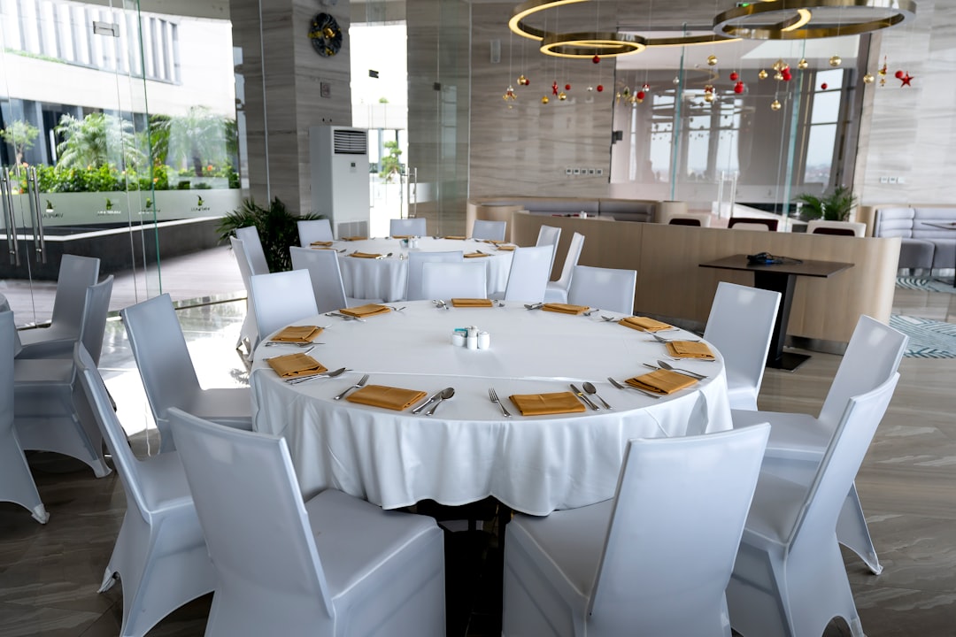 تصوير المطاعم الفاخرة (Fine Dining) في الرياض: الفخامة في التفاصيل