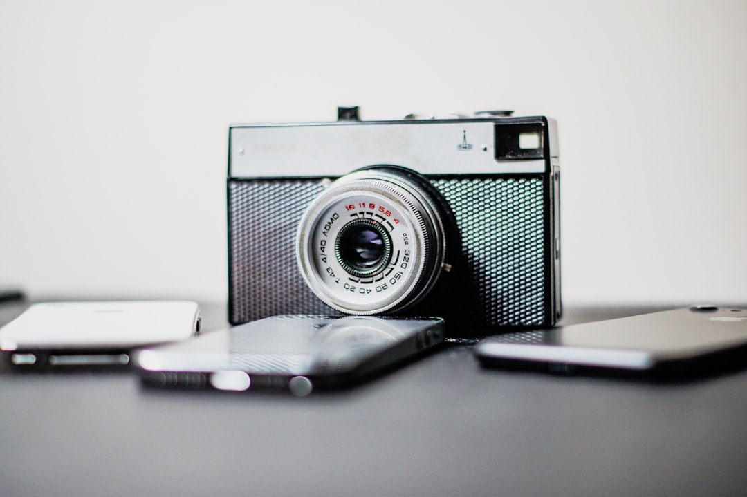 الفرق بين تصوير الموبايل وتصوير المحترفين للمطاعم: لماذا تحتاج لطلال عوض؟