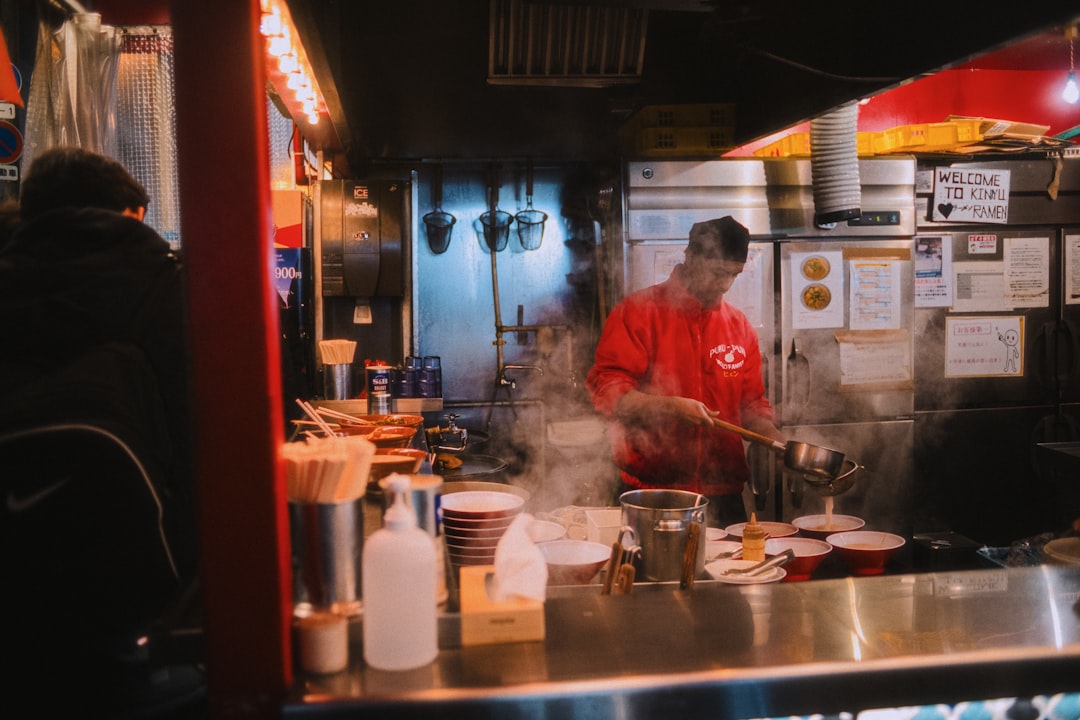 لماذا تختار طلال عوض كأفضل مصور مطاعم في الرياض لعام 2026؟