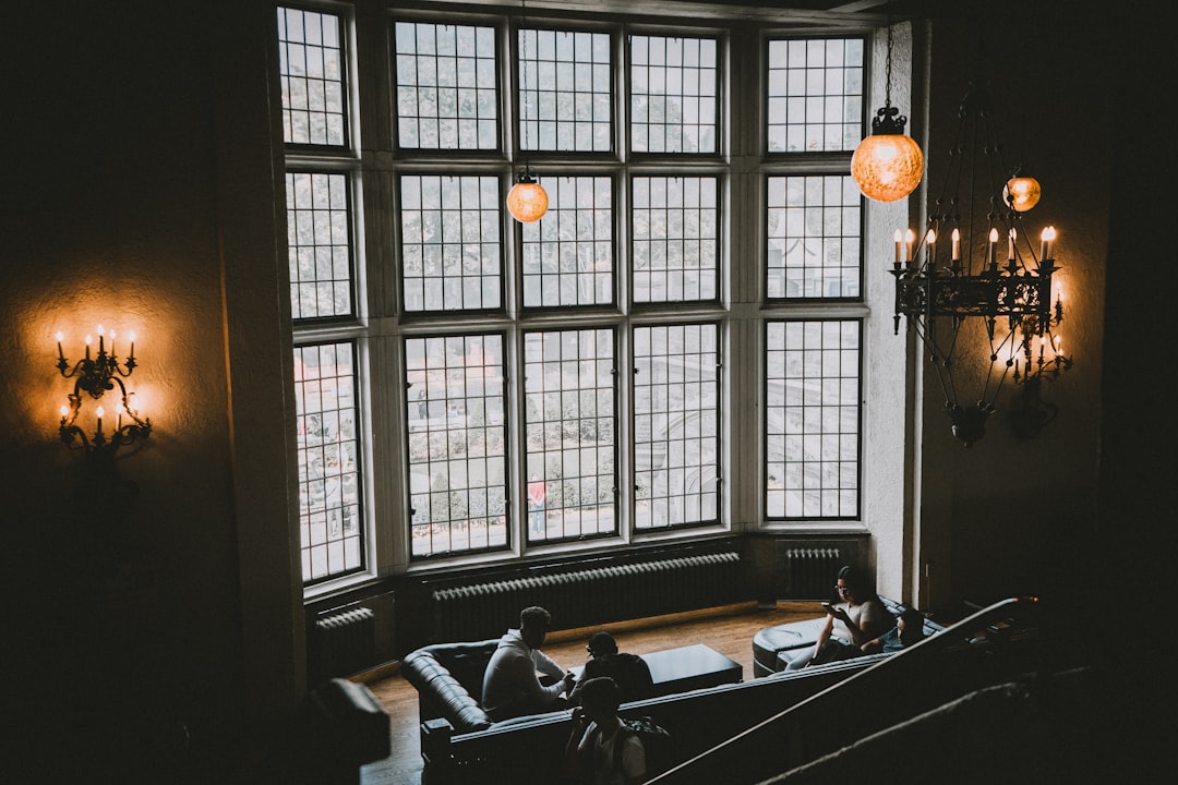 كيفية معالجة صور العقارات لإظهار الإضاءة الطبيعية بشكل مثالي