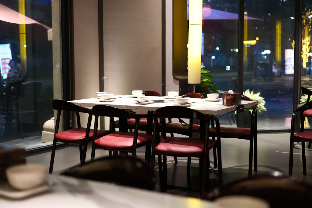 تصوير المطاعم الفاخرة (Fine Dining) في الرياض: الفخامة في التفاصيل