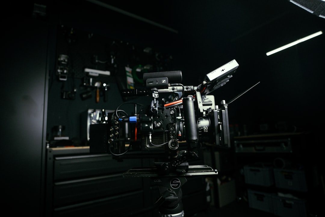 دور الإضاءة في صناعة الصورة السينمائية: أسرار استوديو طلال عوض