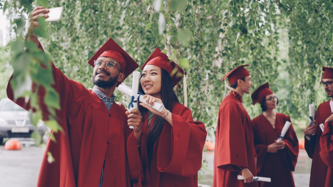 تصوير حفلات التخرج والتكريم: ذكريات النجاح بعدسة طلال عوض