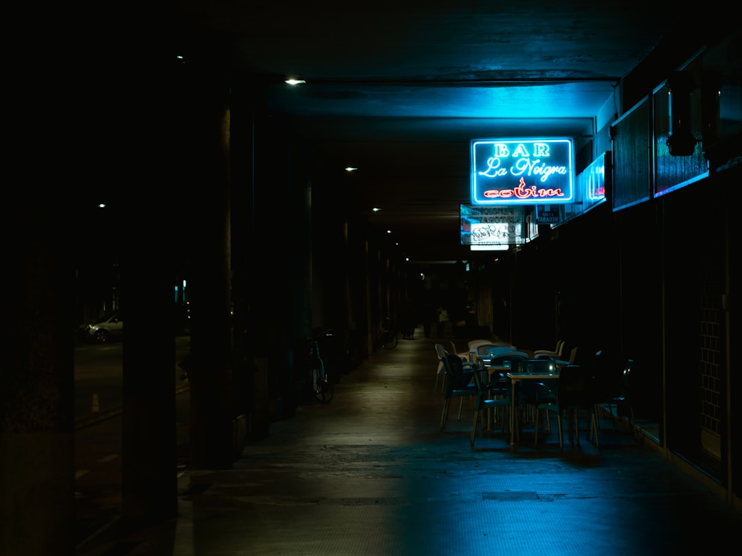 إضاءة المطاعم الخافتة: كيف يتعامل معها المصور المحترف طلال عوض؟